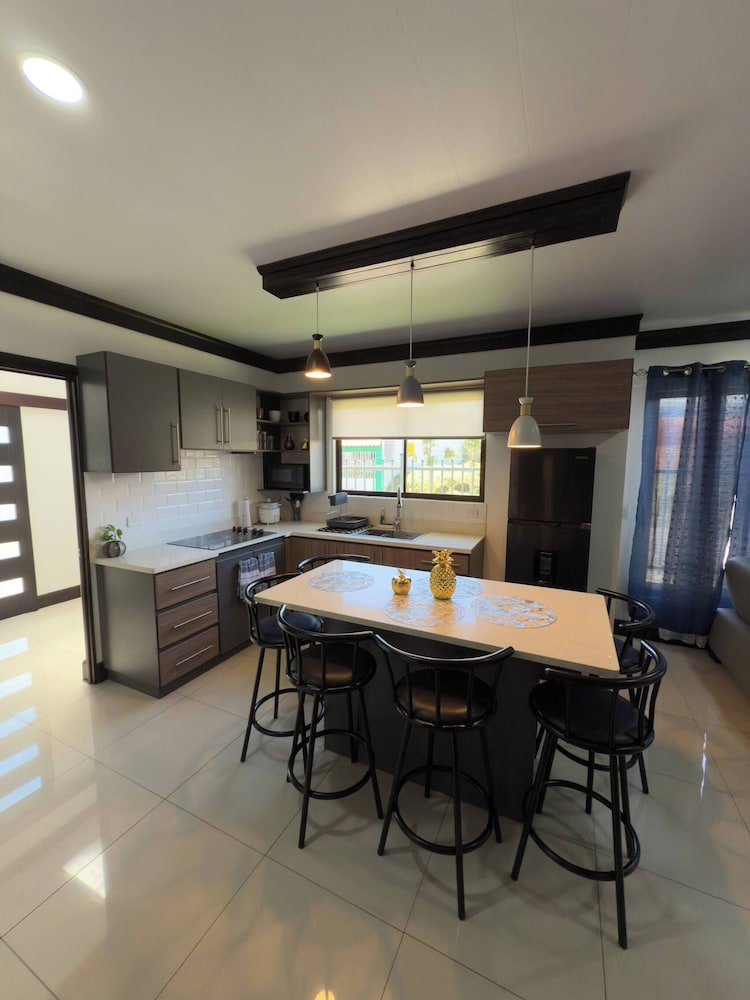 Fully Equipped 3 Beds 2 Cars 20-min Airport