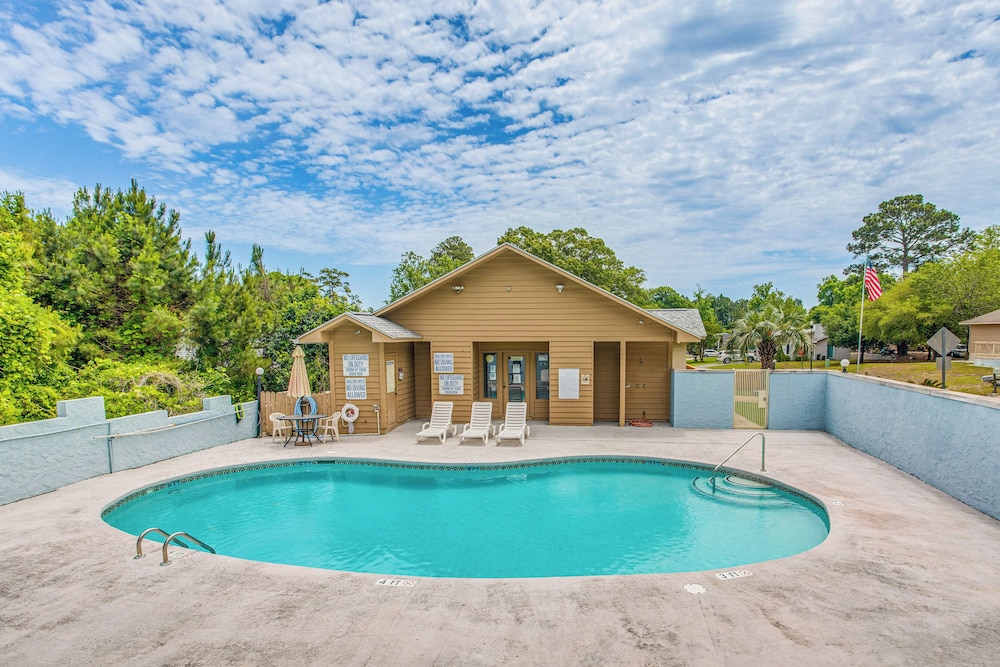 Home Office, Deck + Shared Pool: Little River Home