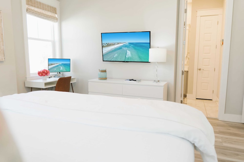 Arcade, Bar, Prominence Resort Pool and Gym Access, Close to Beach Sea Happy