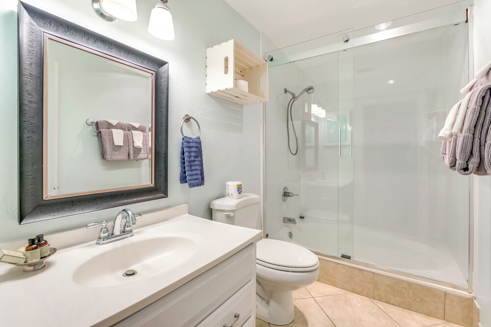 Walk to Beach: Resort Retreat w/ Balcony in Destin