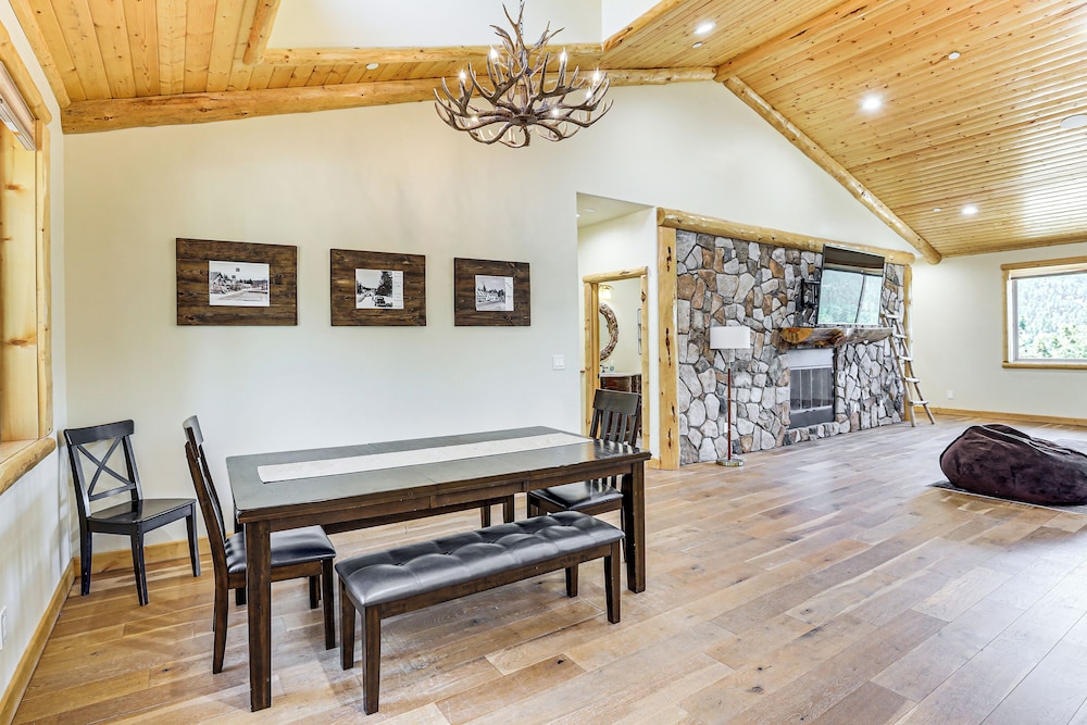 Hot Tub + Game Room: Mtn-view Retreat in Big Bear!