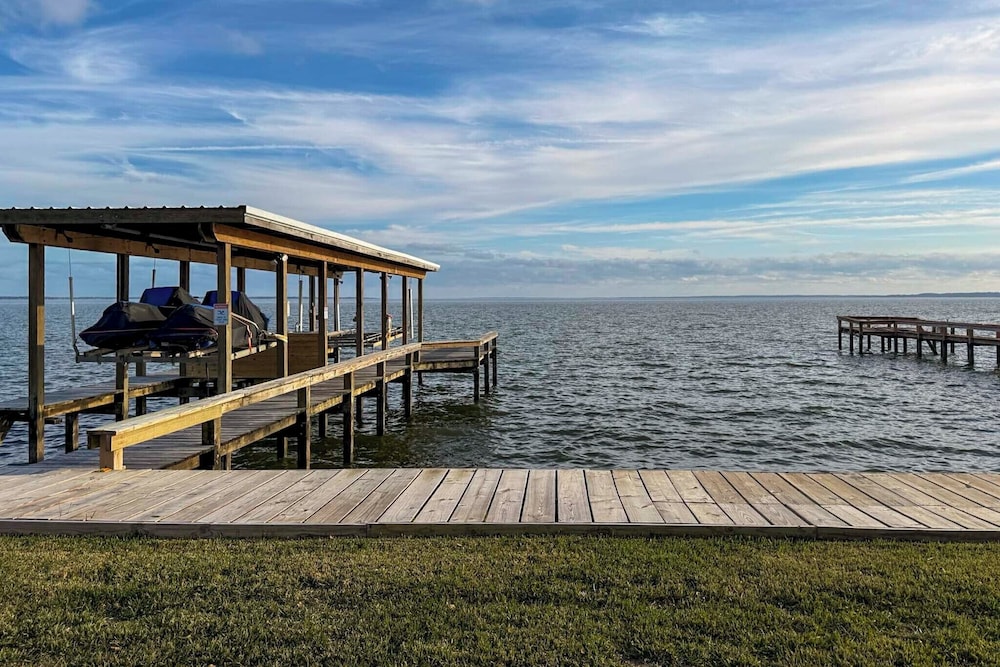 Private Pier, Porch! Quiet Lake Livingston Retreat