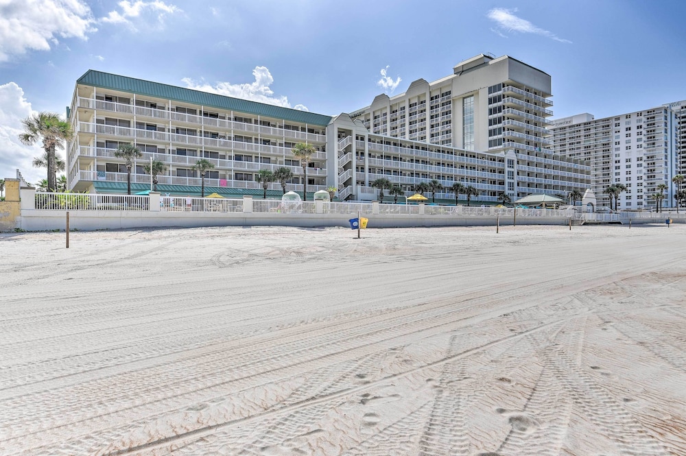 Walk to Daytona Beach: Resort Condo w/ Pool Access