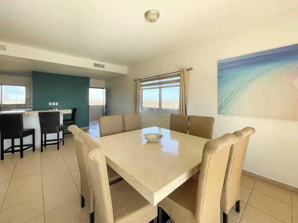 Cozy Condo With Beach Pool Access