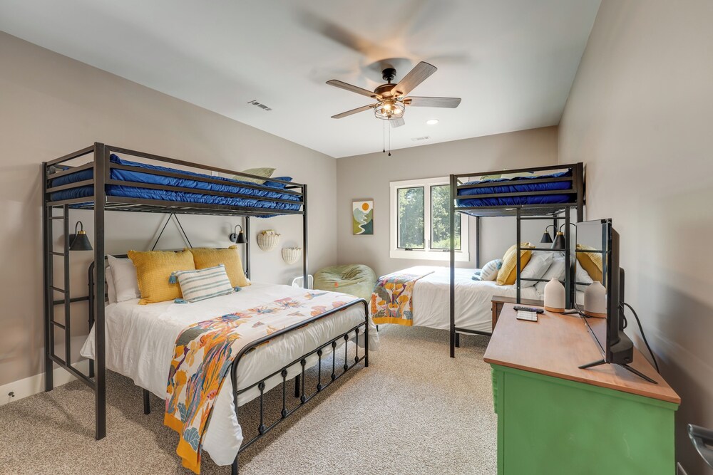 400 Acres on Lavender Mtn: Getaway w/ Hot Tub!