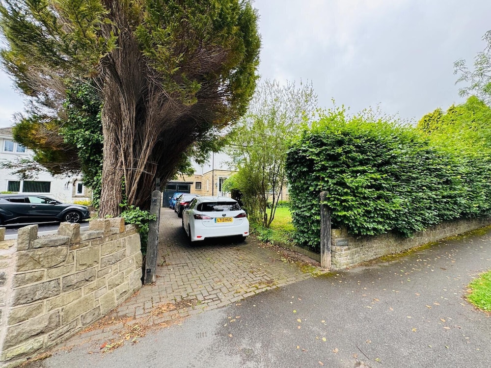Buxton 5-bed Retreat - Sleeps 11, Parking & Garden