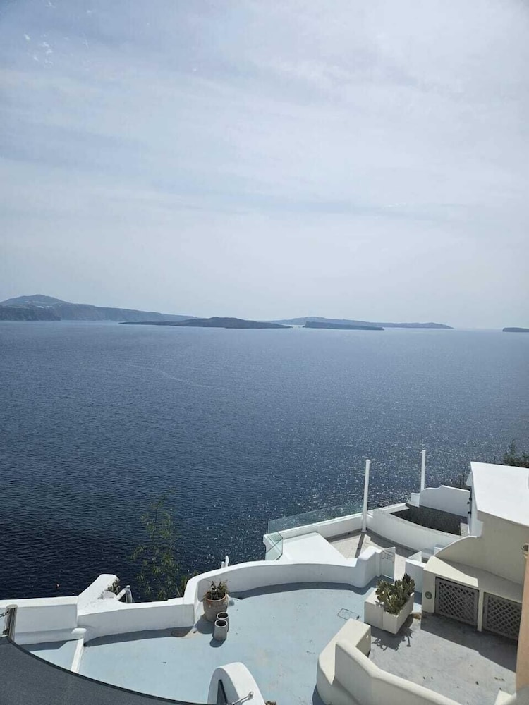 Phaos Oia Suites