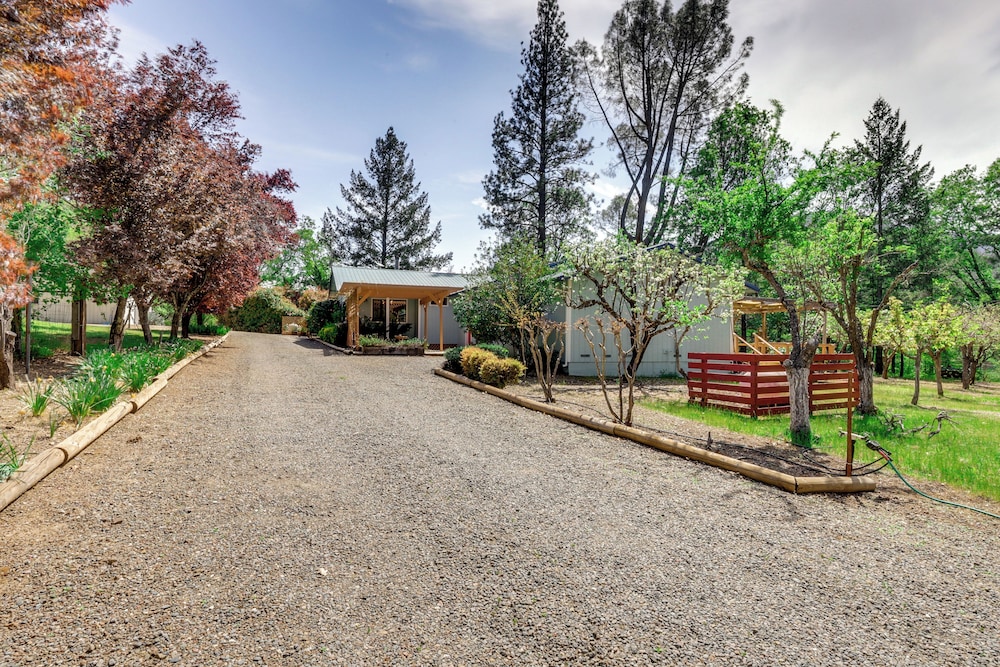 Pool & Deck: Wine Country Hideaway in Middletown!