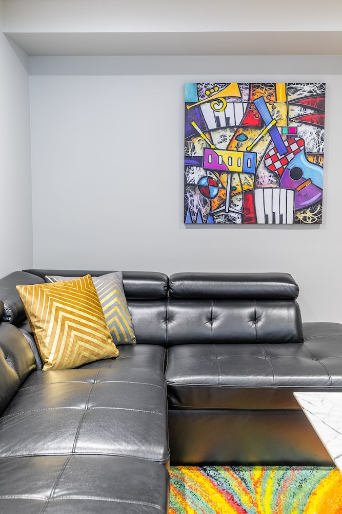 GLOBALSTAY. Waterfront 5BR Townhouse. Private HOT TUB, Gym, Sauna - Property Image 11