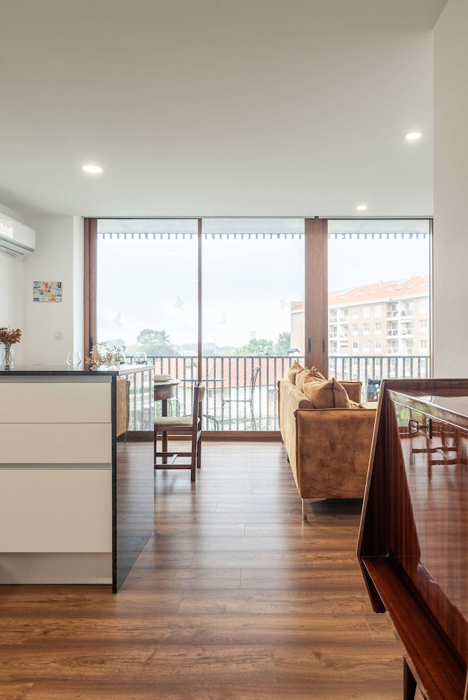 Liiiving in Matosinhos - Warm Vintage Apartment