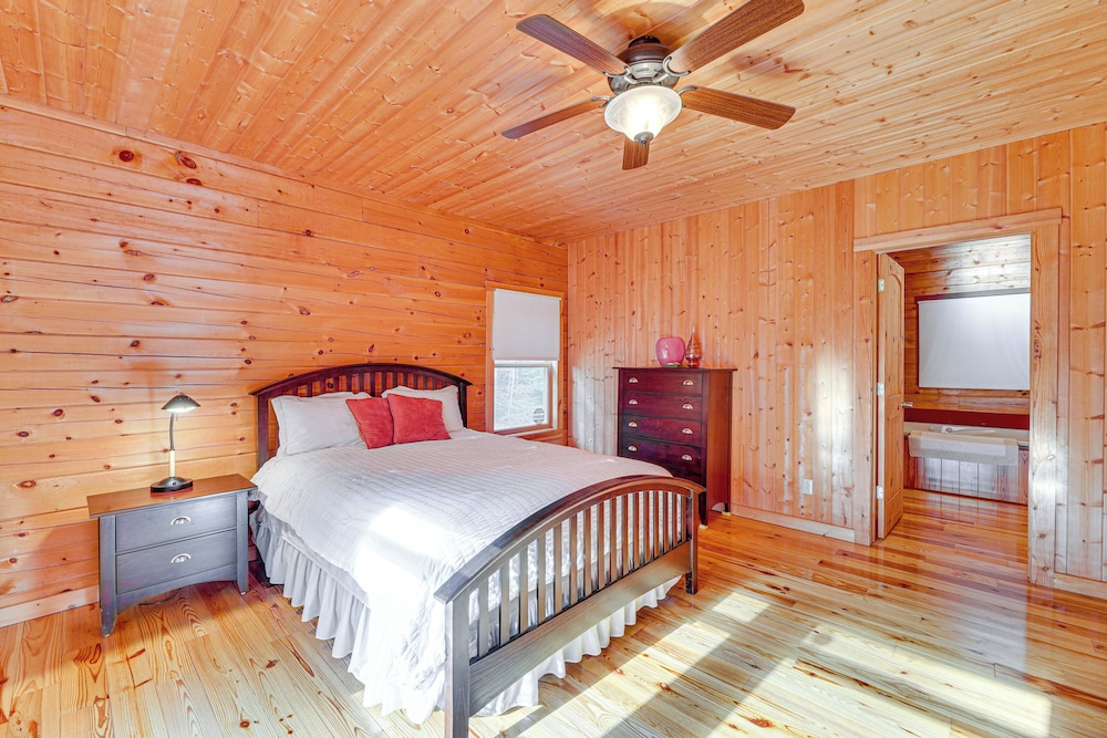 15 Mi to Snowshoe Resort: Cabin w/ Deck & Fire Pit