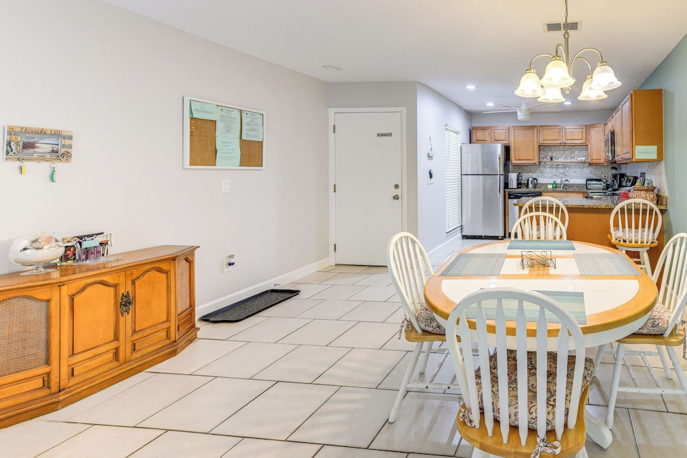 4 Mi to Siesta Key Beach: Condo w/ Pool Access