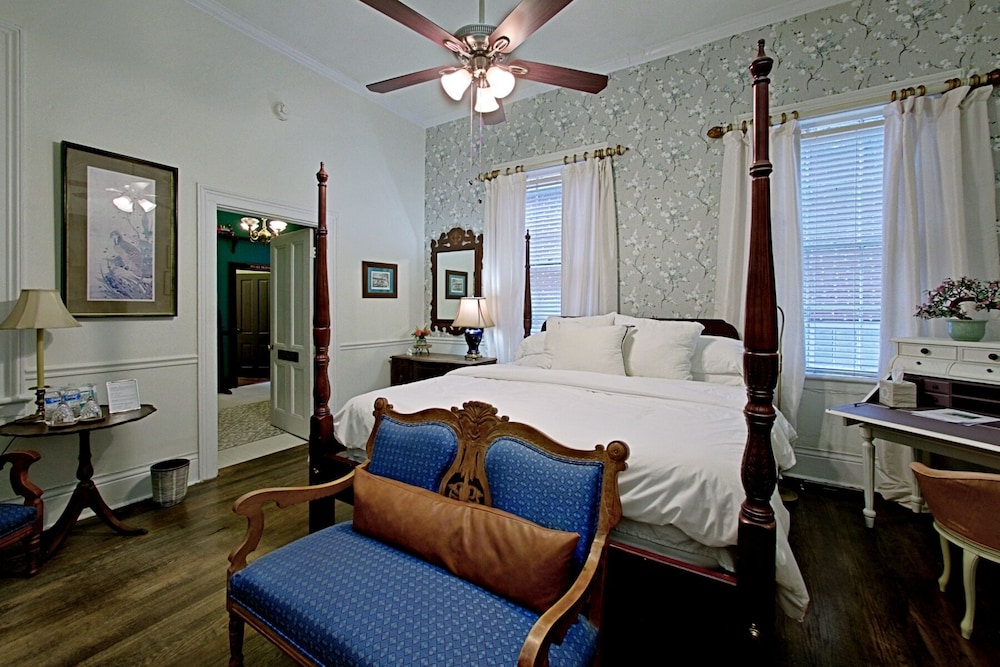 Chesnut Cottage Inn