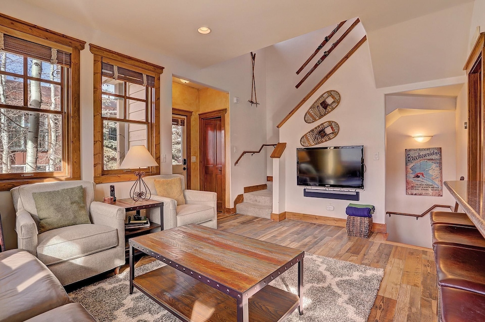 Mountain Ridge  2 Bedroom Townhouse by RedAwning