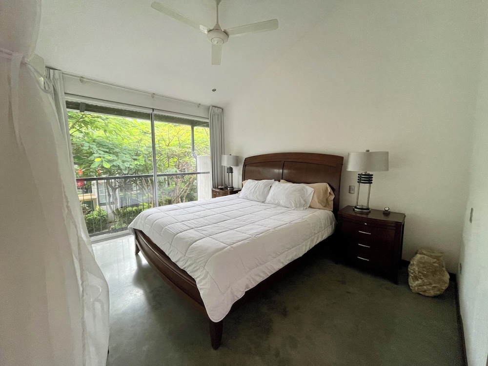 Beautiful Spacious Loft 2 Bedrooms 2 Full Baths 2 car Garage in Downtown