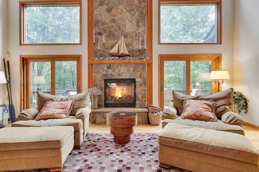 Elk Hollow by Avantstay Lakefront Chalet w Game Room Fire Pit