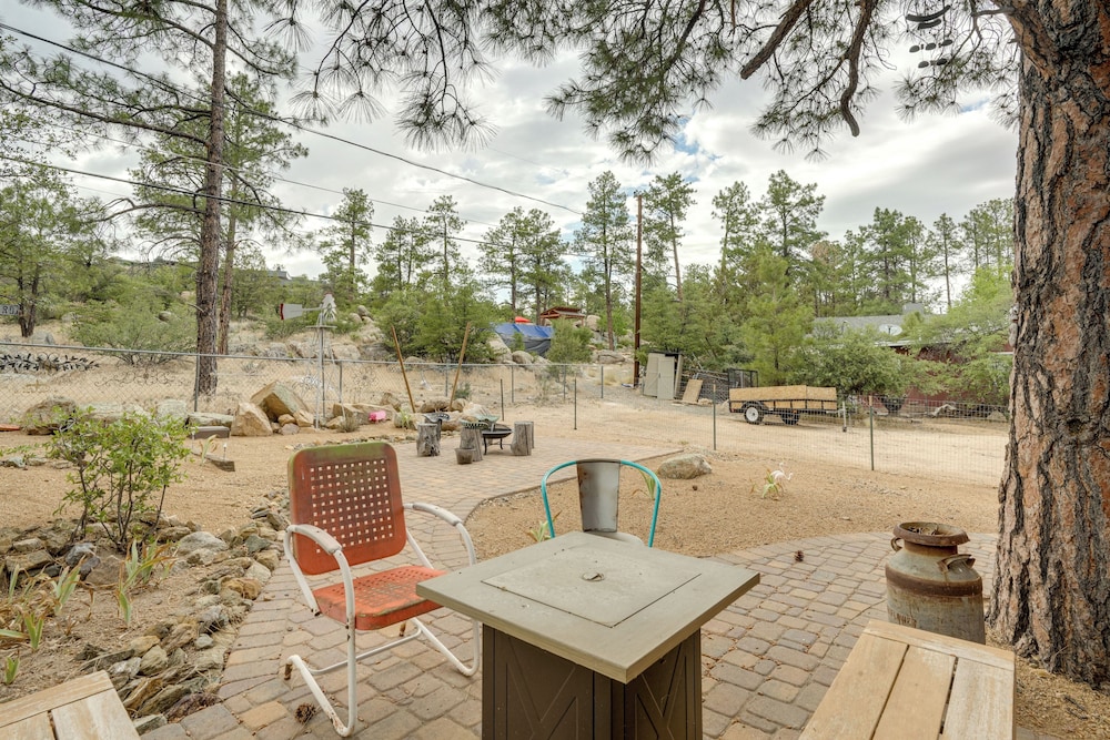 2 Mi to Arizona Christmas City! Cabin w/ Fireplace