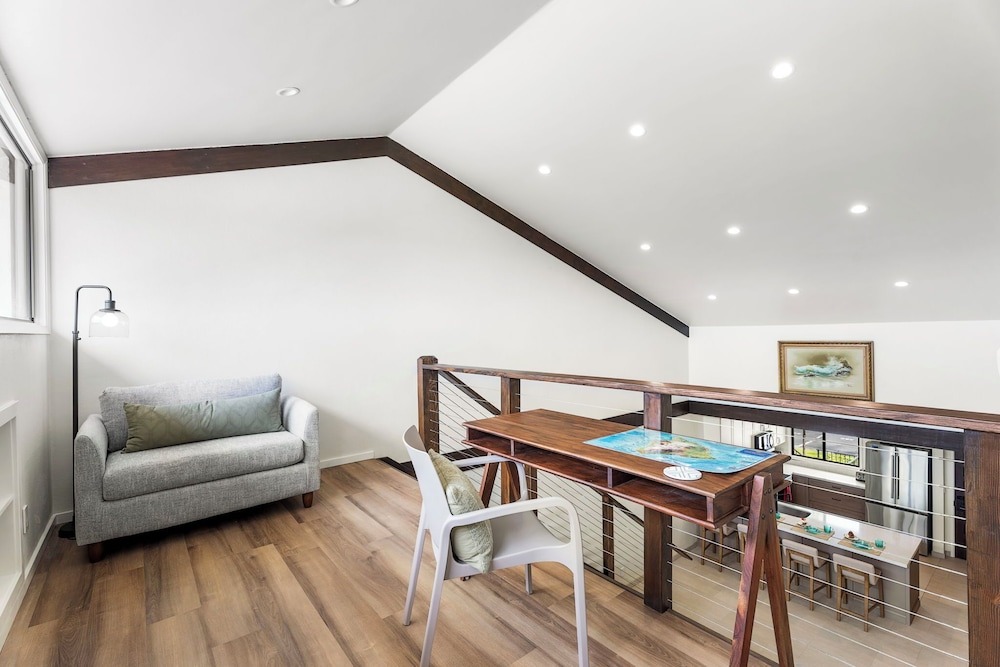 Fully Air-conditioned - Updated Top Floor Including Loft - Ocean Views - Vrkcv