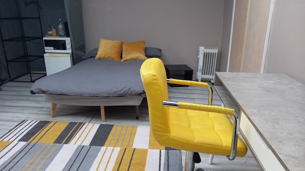 Stunning 1-bed Cabin in Bromley With hot tub view 4
