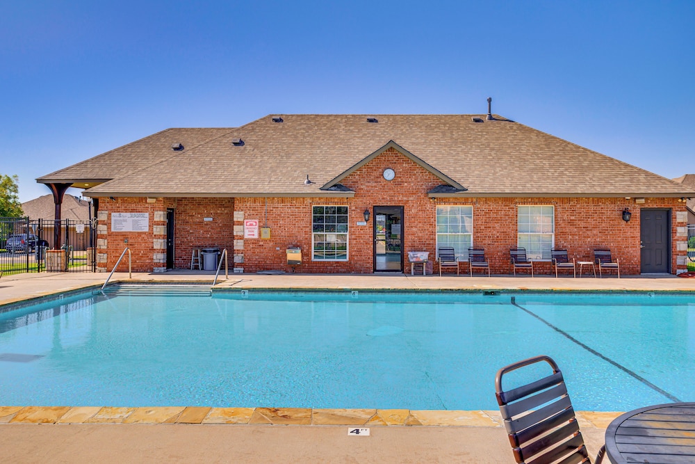 14 Mi to Dtwn Okc: Edmond Gem w/ Fenced Yard!