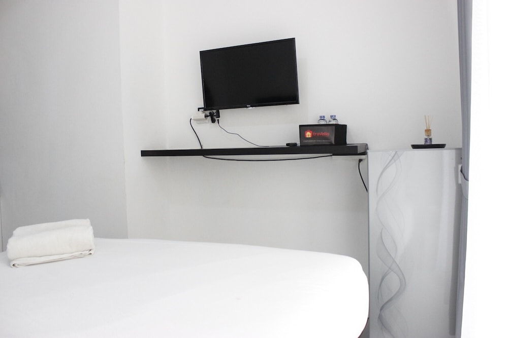 Stylish Studio Room Grand Asia Afrika Apartment By Travelio 8