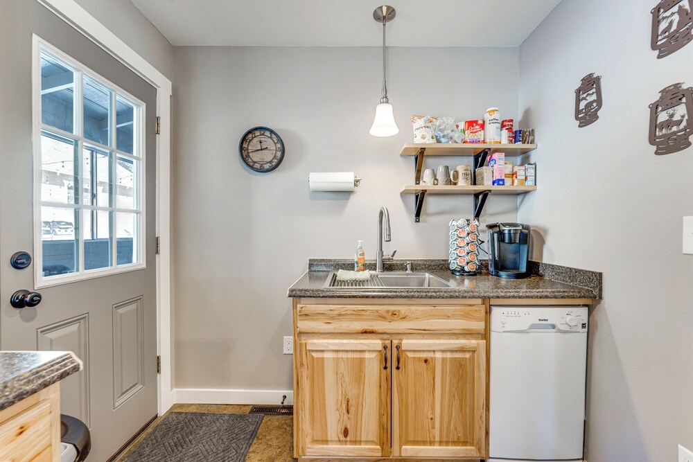 Steps to Estes Lake: Mtn-view Hideaway w/ Hot Tub!