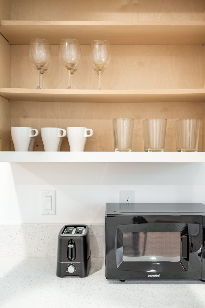 Cozy Modern Stay in Alhambra 30plus Days Welcome