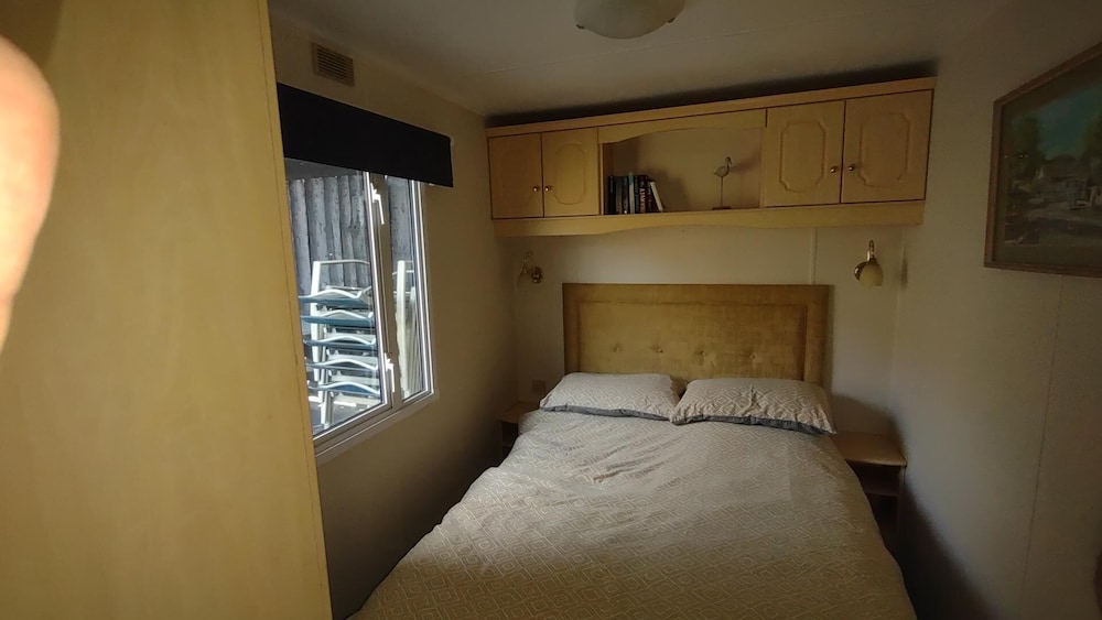 Charming 3-bed Caravan Cymtydu view 4