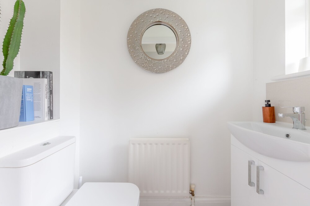 Serene and Spacious 2 Bedroom House in South Wimbledon