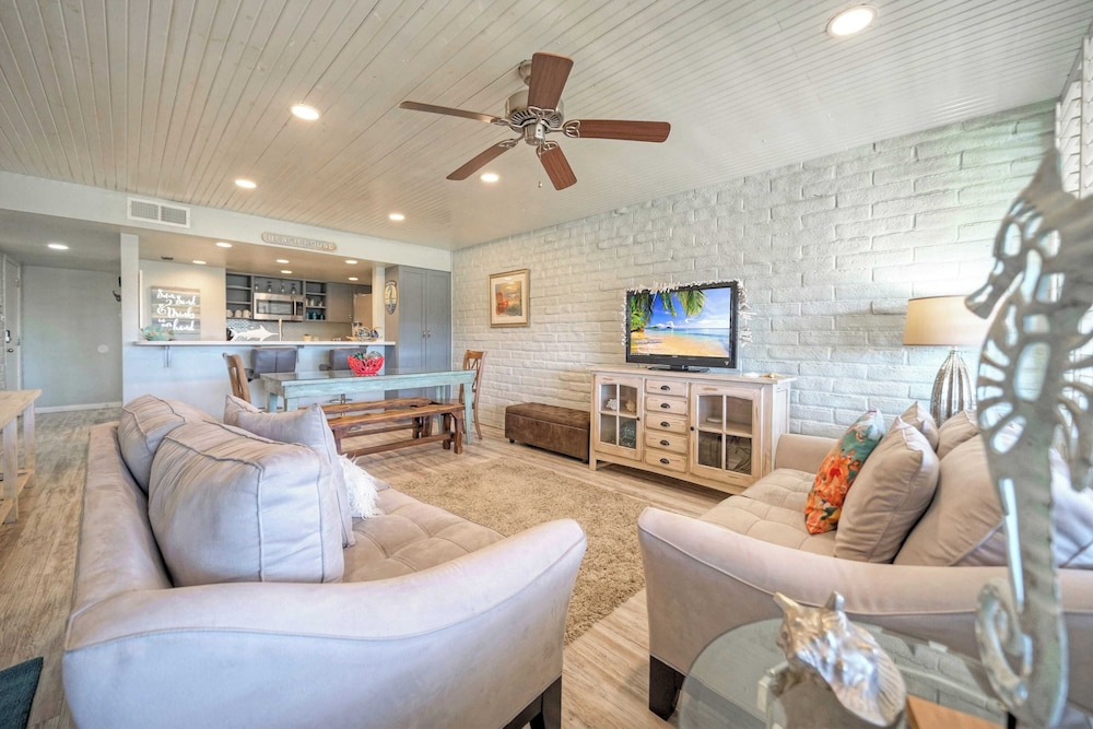 Sleeps 20 3 Condos w/ Beach Access, Pool, Tennis Courts Sea Sands Complex