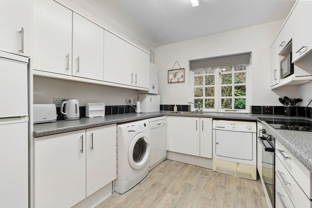 5 Sunny Cove - Direct Beach Access Sea Views