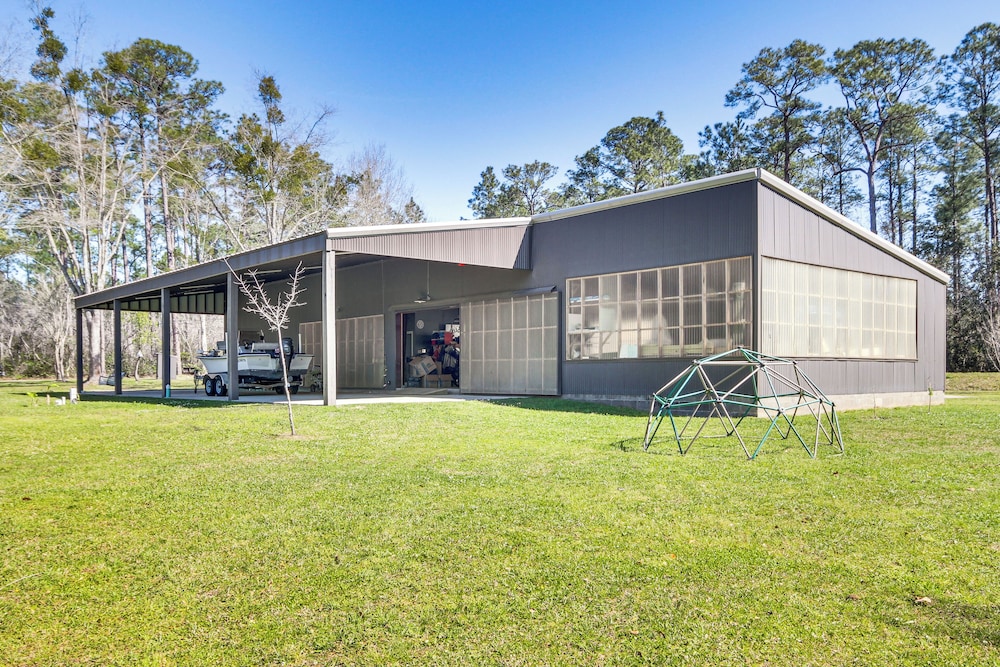Porch w/ Swing & Kayaks: Rural Mississippi Retreat