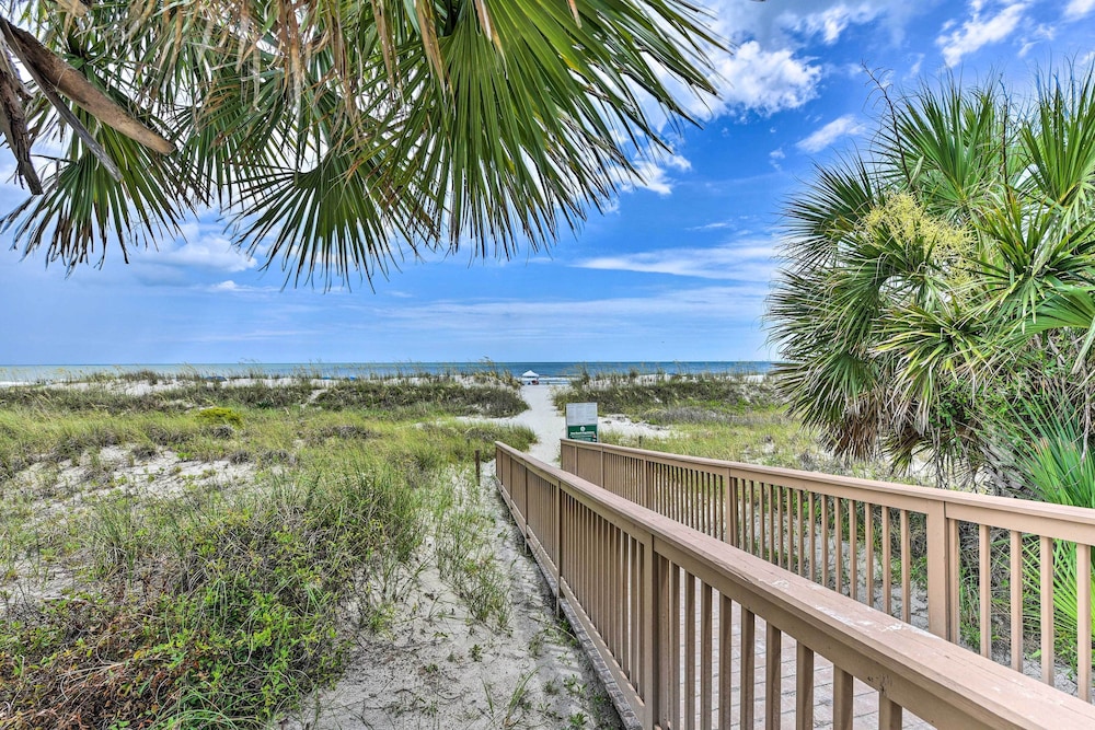 Walk to Community Beach: Coastal Carolina Condo