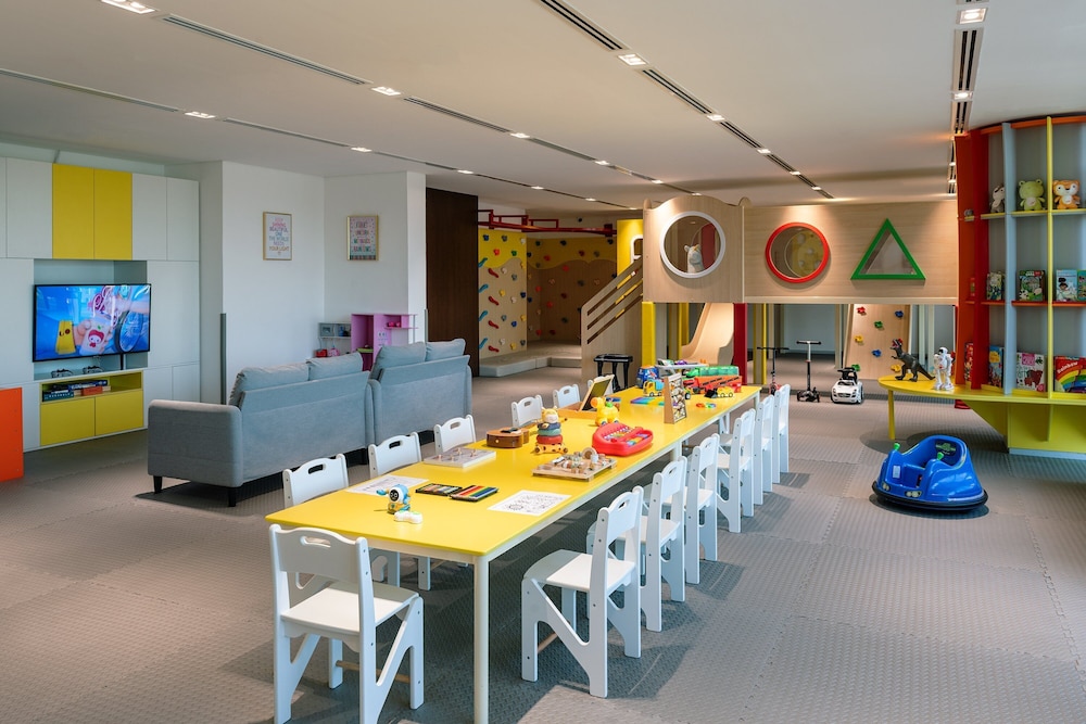 Th8 Palm Dubai Beach Resort, Vignette Collection by IHG