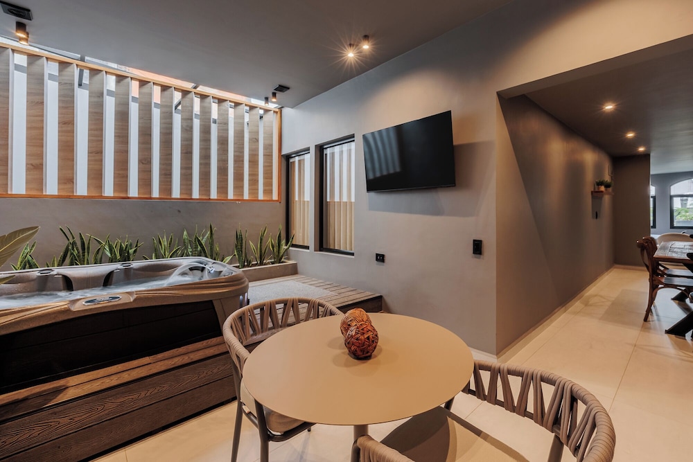 10th Street 3 Bedroom Jacuzzi & Billiard