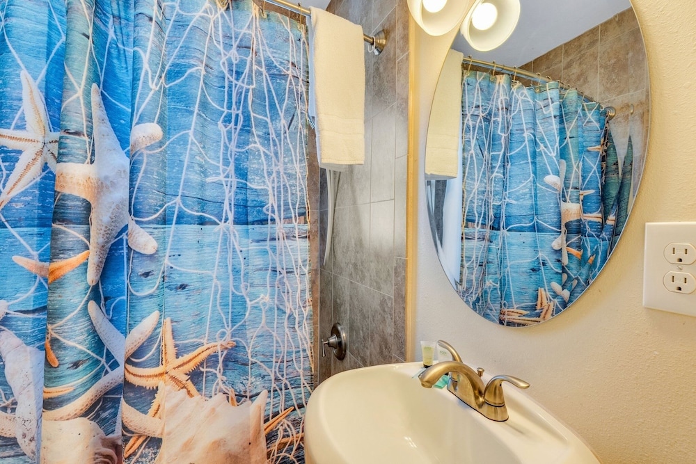 Tropic Terrace #48 - Beachfront Rental 1 Bedroom Condo by RedAwning view 5