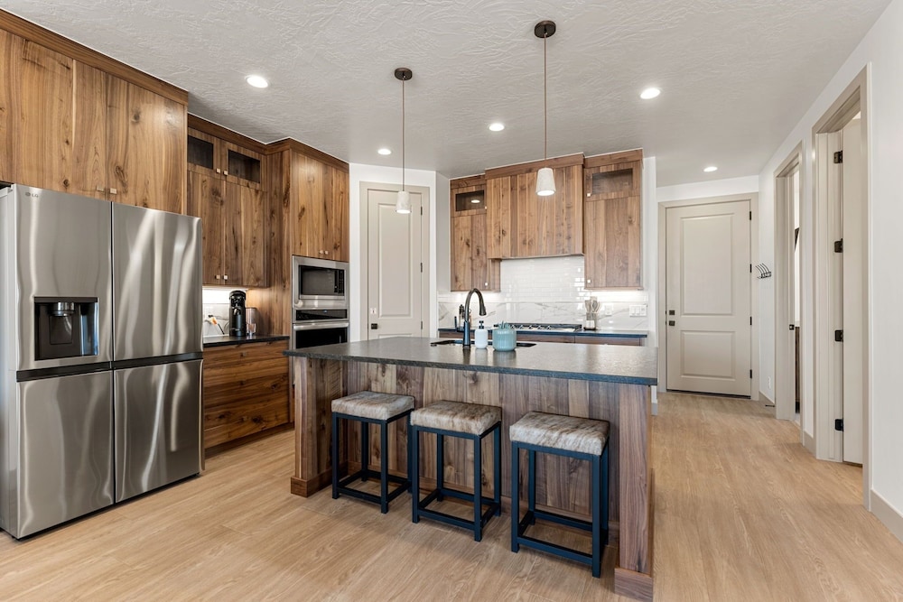 Country Is Cool Again 5 Bedroom Townhouse