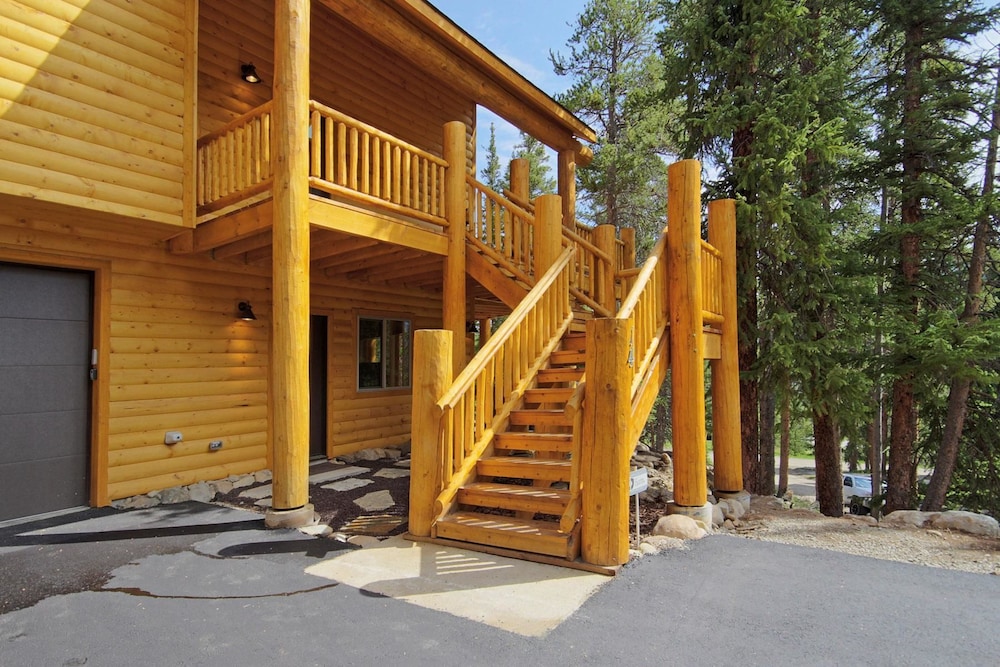 Grand Moose Lodge 3 Bedroom Home by RedAwning
