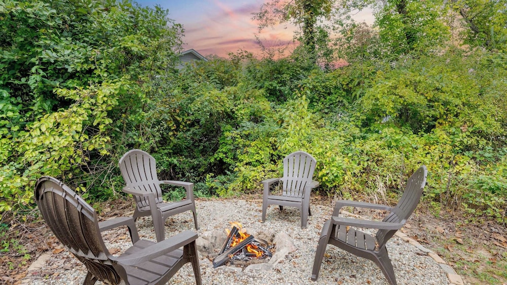 10 Townhomes, Sleeps 89 6 Mins to DT Asheville Sycamore Cove by Avantstay