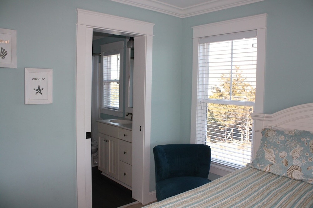 Beach Crew 4 Bedroom Home by RedAwning