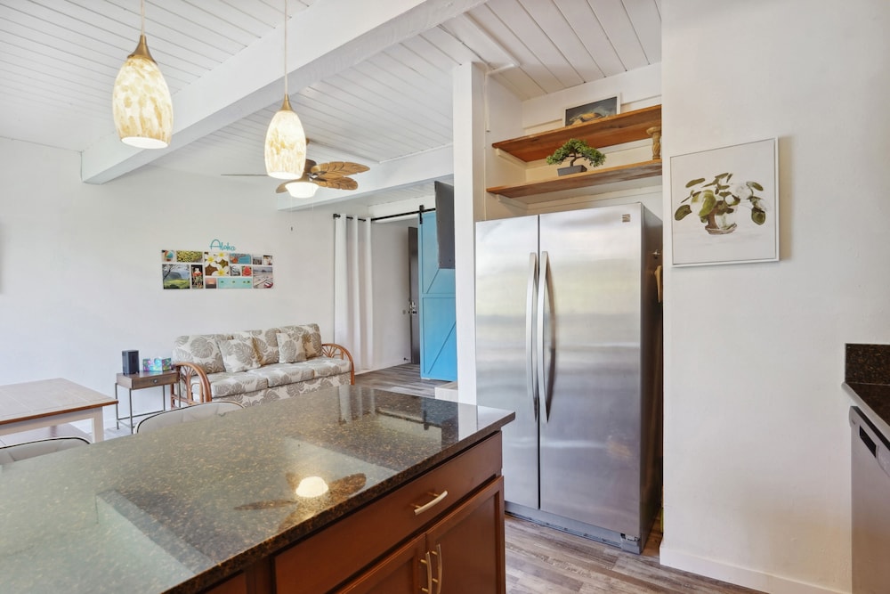 Airy Kailua-kona Condo < 1 Mi to Beach + Town