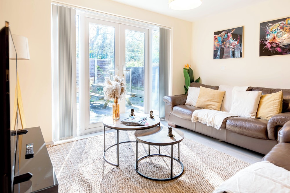 Spacious 4-bed, Free Parking, Short or Long Stays
