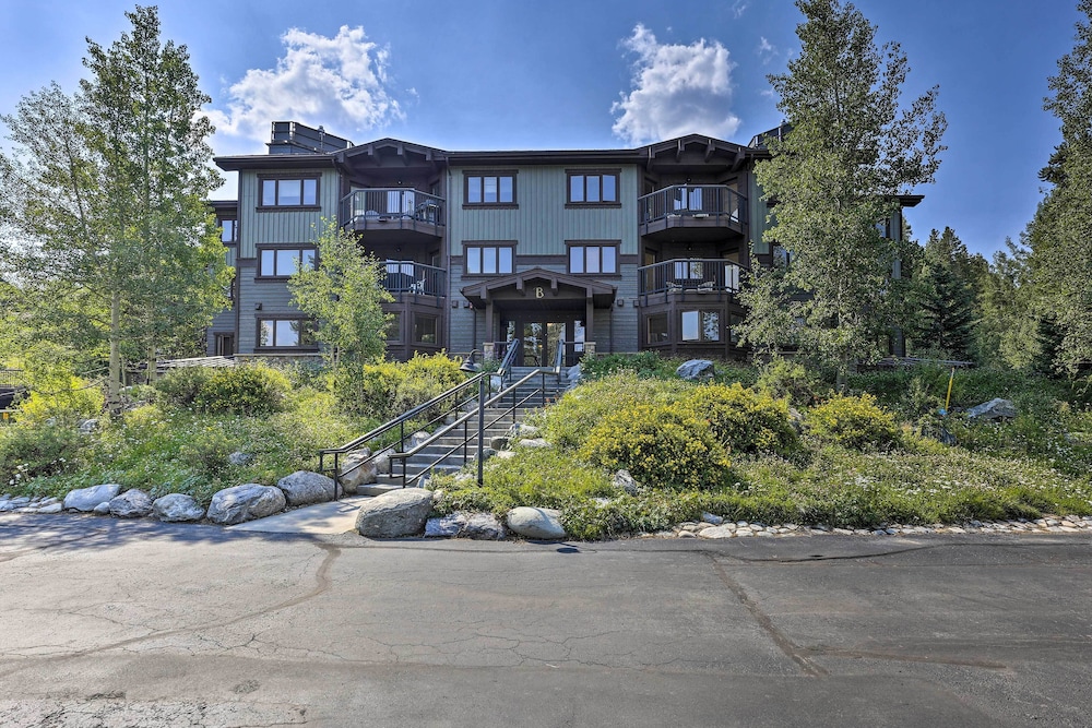 Hot Tub Access: Bright Breckenridge Condo view 3