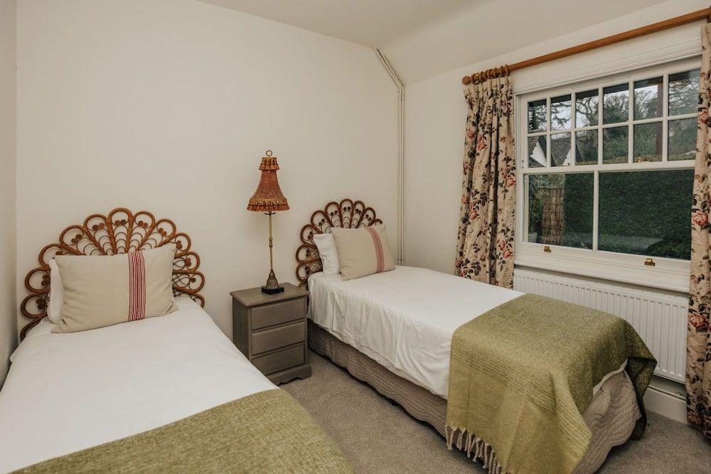 Badgemore Cottage - From 250 Per Night
