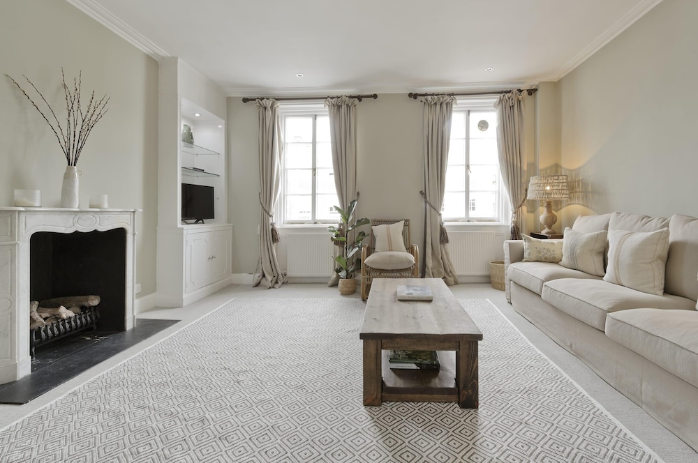 Fabulous 3 Bed Flat Chelsea