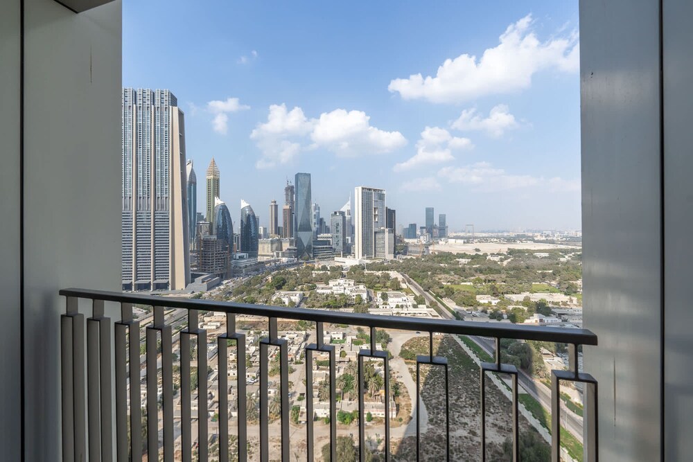 Modern 1-bedroom Apartment Perfect for Family in Downtown With Skyline Views