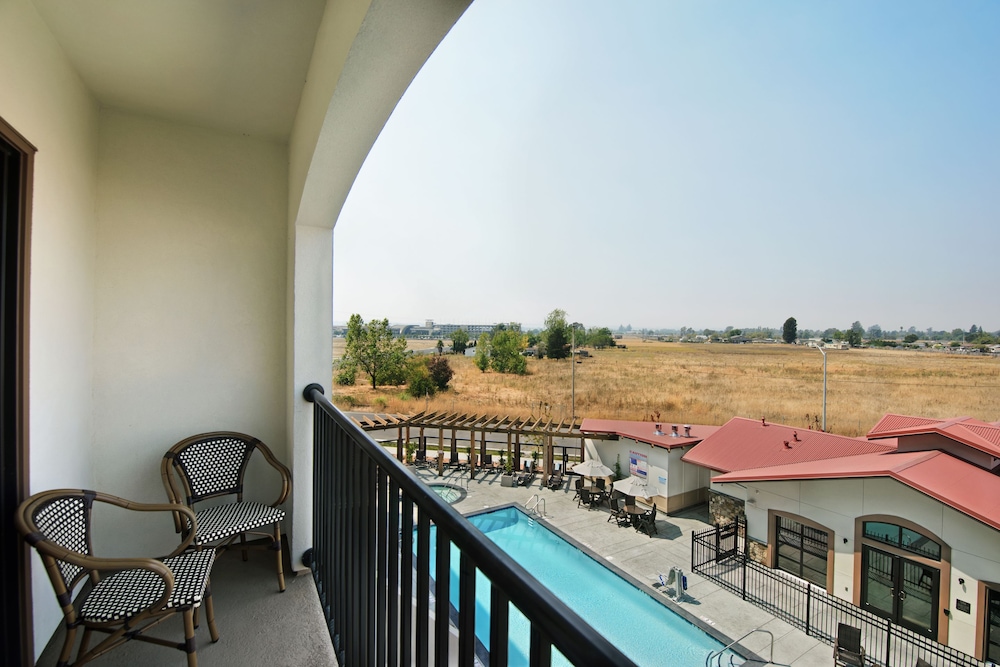 Rohnert Park Vacations - Oxford Suites Sonoma County - Property Image 5