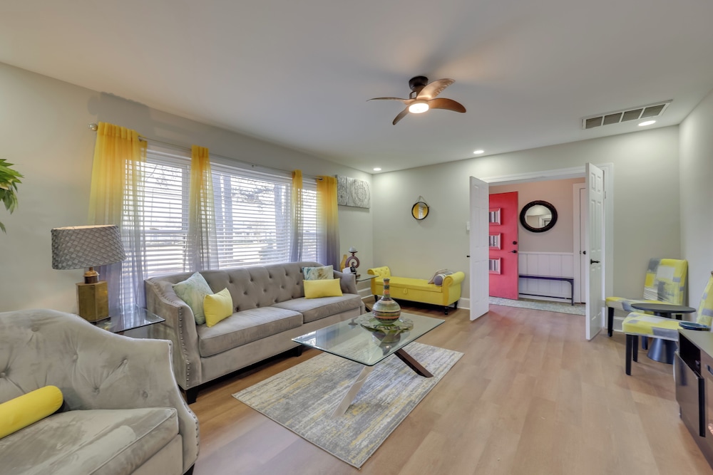 < 2 Mi to Ecu: Cozy Greenville Getaway w/ Porch!
