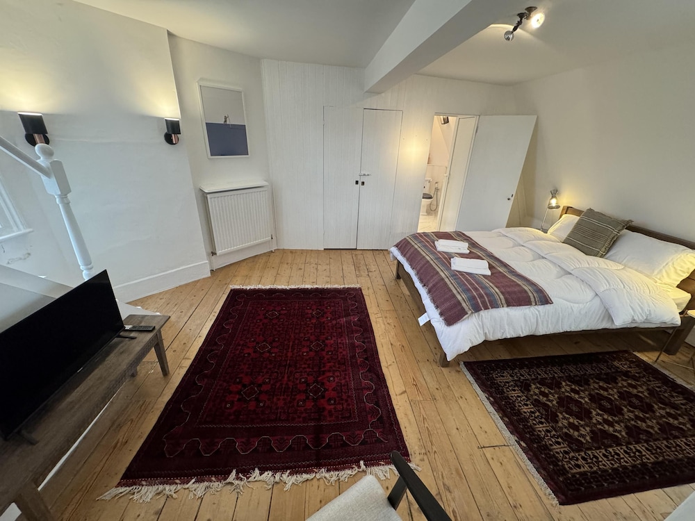 Centrally Located, Stunning 3bed 2bath, SE1
