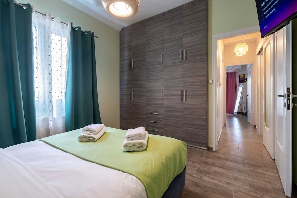 Charming 2BR retreat near market & beach